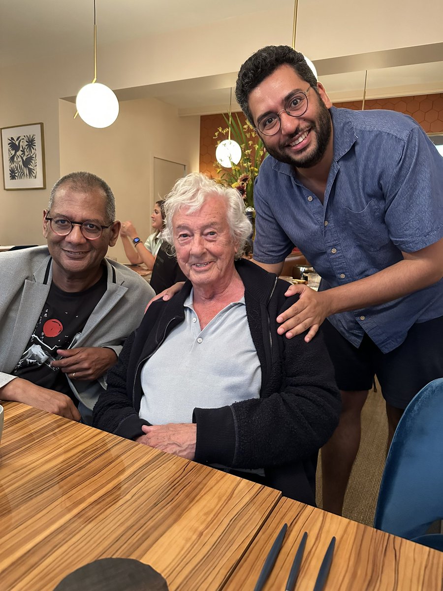 About Last Night ! Bruno, Paul Verhoeven et moi. 

Un grand merci au public, aux éditions des Forges de Vulcain et au Club de l Étoile. C’était une sacrée soirée !
