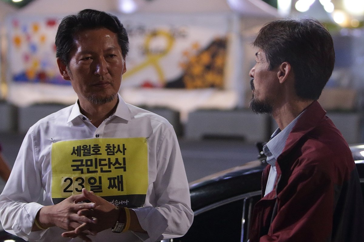 이재명 대통령 당선 이후 하루하루 달라지는 나라 분위에 요즘 뉴스 보는 즐거움이 생겼습니다. 대통령 뿐 아니라 민주당 의원님들 한 분 한 분 열과 성을 다해 국정 회복에 힘쓰시는 모습이 든든하고 존경스럽습니다. 

그런데 이번 당대표 선출을 앞두고 지지자들의 내부 분열이 갈수록 심해지는 듯