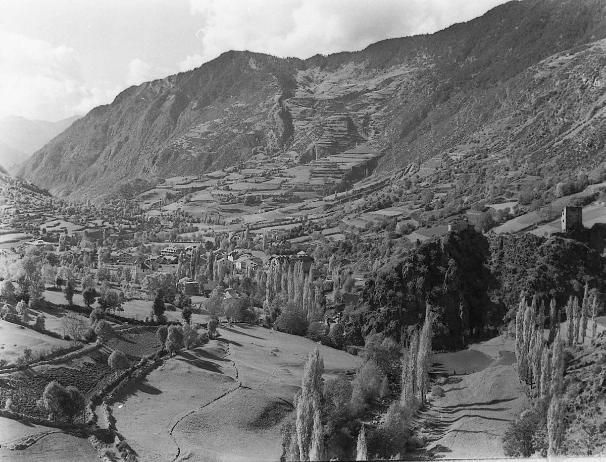 Arxiu_Andorra's tweet photo. 📸 Això es trobaven els viatgers quan arribaven a Encamp... Sant Romà de les Bons, capturada per la mirada de diferents fotògrafs, ens mostra un paisatge que travessa el temps.
⛪ Comencen les visites gratuïtes a les esglésies d’Andorra. 
FAM_1834
FHG_0019 
FL_0050
NC_0097 https://t.co/rpY9Uf0QYp