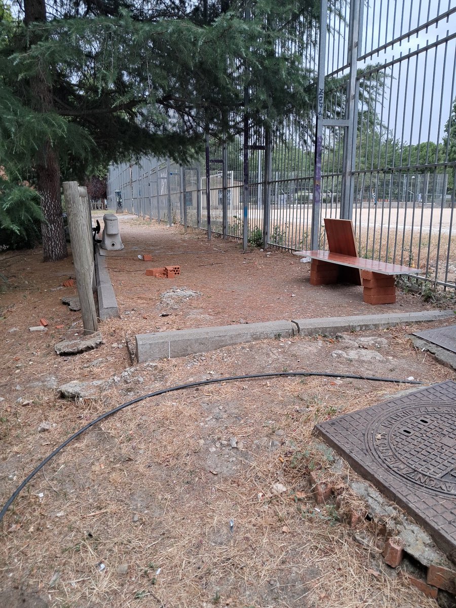 Rakel_Serrano's tweet photo. @Lineamadrid  Frente al 5 de la C/Alba de Tormes, en el recinto ferial Santa Rita en Carabanchel han preparado un espacio para hacer botellón por las noches sustrayendo materiales de las obras del casco antiguo ¿podrían retirarlo para facilitar el descanso de los vecinos? https://t.co/oOvIcBYVfu
