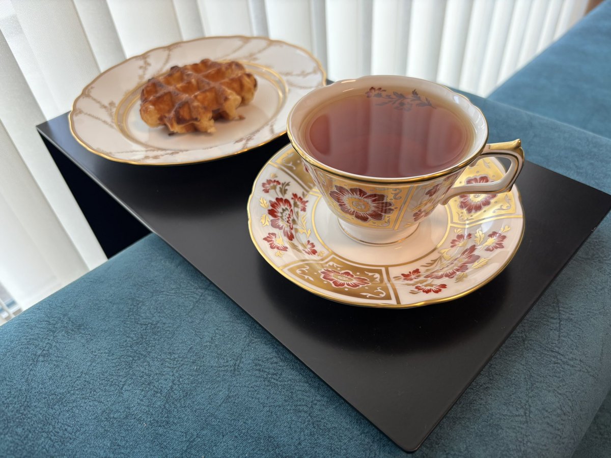 お昼の紅茶

おやつはマネケンのワッフル(瀬戸内レモン🍋)
クーラーで涼む部屋で飲む温かい紅茶は美味しいなぁ、、

☕️レッドダービーパネル
🌱べにふうき / 駄農園
#茶好連 #ロイヤルクラウンダービー