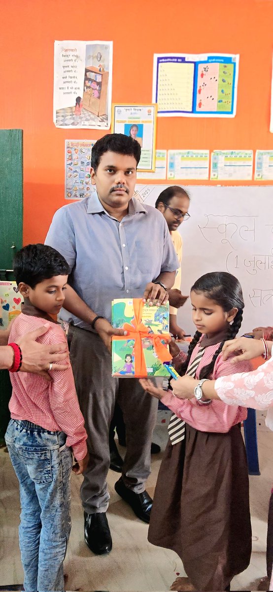 आज ग्रीष्मावकाश के बाद परिषदीय विद्यालय के बच्चों के लिए विद्यालय खुलने पर विकास खंड उसका बाज़ार के प्राथमिक विद्यालय नंदाडीह में जिलाधिकारी महोदय सिद्धार्थनगर द्वारा बच्चों का स्वागत किया गया। <a href="/CMOfficeUP/">CM Office, GoUP</a> <a href="/dmsid1/">DM Siddharthnagar</a> <a href="/UPGovt/">Government of UP</a>