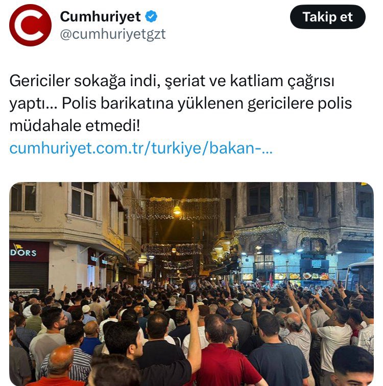 Gerici de sizsiniz.. yobaz da sizsiniz..

Alışmışsınız yıllardır Müslümanların kutsal değerlerine hakaret etmeye, adına da özgürlük dedin mi tamamdır.
Kurnazlar sizi..

İnsan olan başka bir insanın kutsalına hakaret eder mi? 
Kuş beyinliler sizi..

#karikatür Cumhuriyet gazetesi