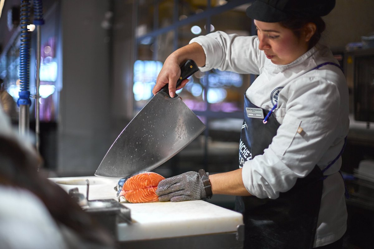 Del mar a tu mesa, con todo su sabor. En nuestra pescadería encontrarás una cuidada selección de pescado y marisco de temporada, escogido a diario por su frescura y calidad. Déjate asesorar por nuestro equipo de pescaderos, que te ayudará a elegir el corte ideal.