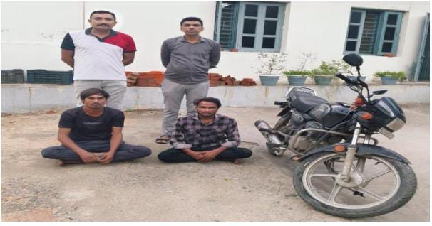 SPMehsana's tweet image. લાંઘણજ પોલીસ સ્ટેશન વિસ્તારના આંબલીયાસણ ગામમાં જ્વેલર્સ ની દુકાનમાં લૂંટની કોશિષનો વણશોધાયેલ ગુનો ગણતરીના કલાકોમાં શોધી કાઢી બે આરોપીને મોટરસાયકલ સાથે ઝડપી પાડતી લોકલ ક્રાઇમ બ્રાન્ચ,મહેસાણા
#MehsanaPolice
#LocalCrimeBranch
#Detection
@sanghaviharsh 
@dgpgujarat 
@GujaratPolice