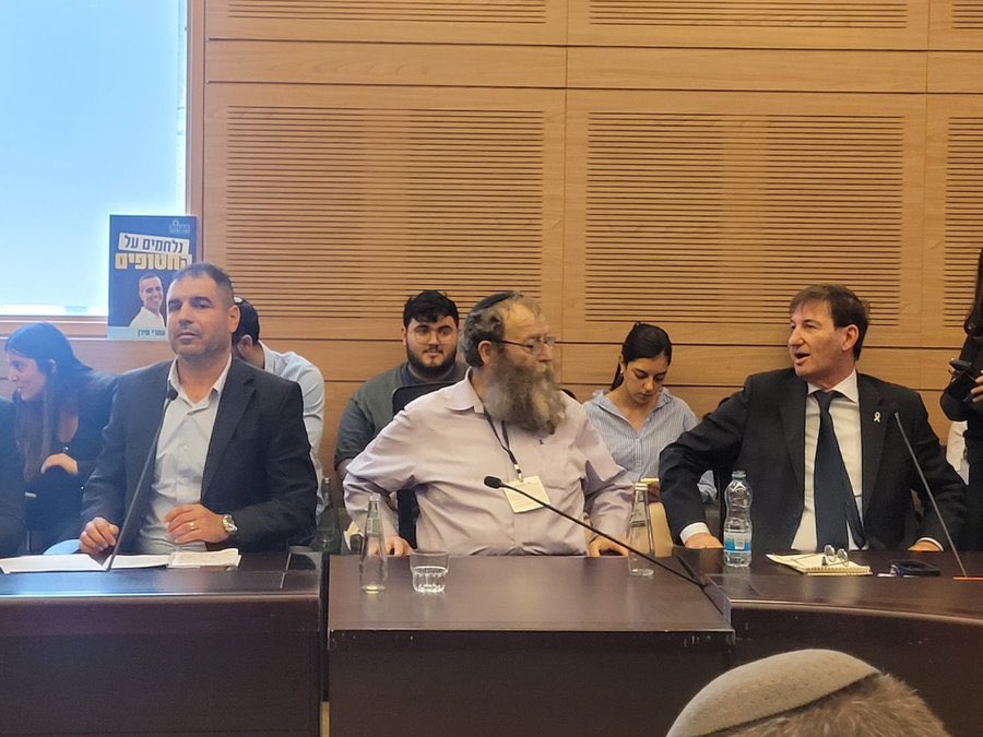 כתושב אום אל-פחם, אני לא שוכח את הפעמים שברוך מרזל ושותפיו באו לעיר – לא כדי לשוחח, אלא כדי להתגרות, להתעמת, ולהבהיר שהם רוצים לראות אותנו מחוץ לאדמה שלנו.

אתמול, בדיון על הדחת ח”כ איימן עודה, מרזל שוב היה שם לא ברחוב, אלא בכנסת. לוחש לח”כים, מסתחבק, כאילו הכהניזם הפך לדבר