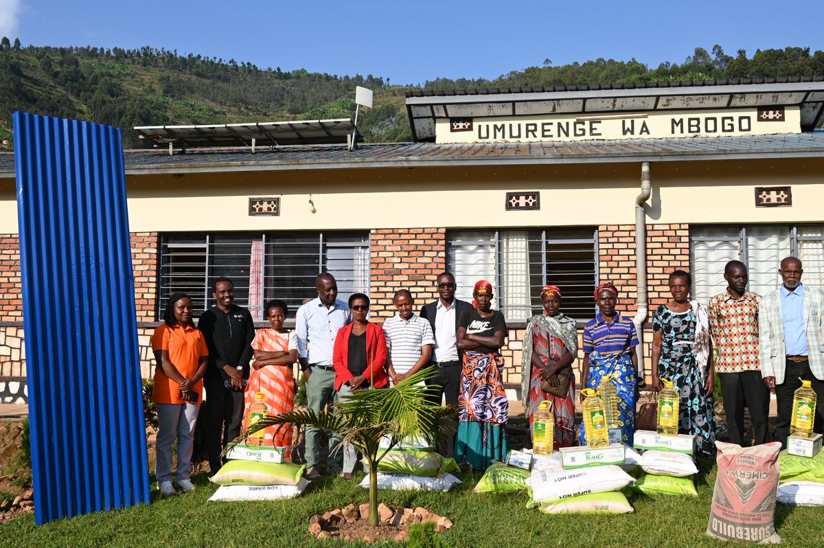 FH Rwanda joined hands with @RulindoDistrict in Mbogo Sector to support 10 families of Genocide survivors from the 1994 Genocide against the Tutsi.

As part of this initiative, FH provided essential food supplies, 36 iron sheets and 8 bags of cement to the families.