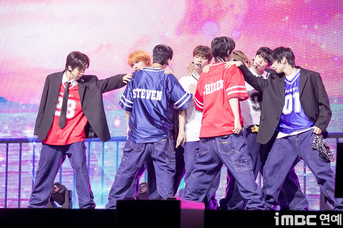 imbcenews's tweet photo. [포토] 아홉, 초집중 타이틀곡 데뷔무대 
#아홉 #AHOF #WHOWEARE #미니앨범 #Rendezvous
#그곳에서다시만나기로해 #데뷔쇼케이스_250701 [iMBC연예]

아홉(AHOF·스티븐, 서정우, 차웅기, 장슈아이보, 박한, 제이엘, 박주원, 즈언, 다이스케)은 타이틀곡 ‘그곳에서 다시 만나기로 해’(Rendezvous)로 활발한 활동을 펼친다.

⬇️고화질 Click Plz⬇️
https://t.co/DBMjQxDh9d
