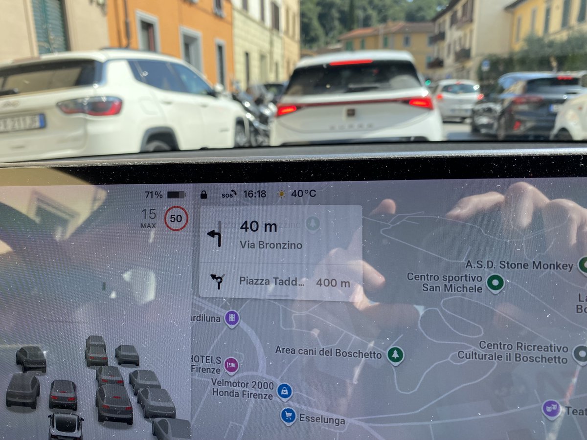 🔋Ale jo, klima v elektroautě taky žere...🔋

Občas čtu od propagátorů elektromobility, jak klimatizace v létě vůbec nic nežere. Já bych to určitě netvrdil, protože může žrát to samé, co topení. Krásnou ukázkou je naše cesta po Itálii. Že moc klima oproti topení nežere, je spíše