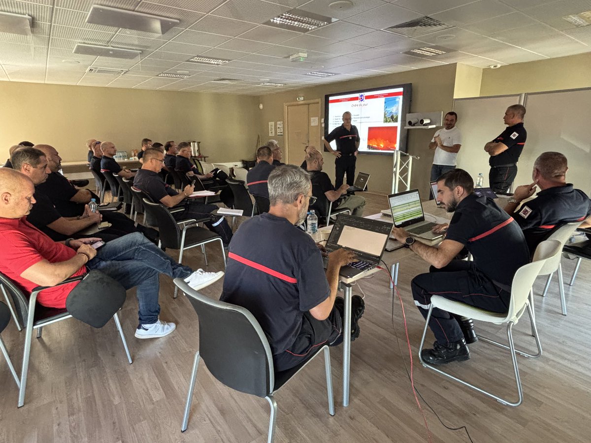 sis_2b's tweet image. 🚒 Les officiers du #SIS2B font le point sur le dispositif opérationnel spécifique à la campagne estivale #2025 en présence du président Hyacinthe #Vanni. Moyens matériels et humains, stratégie, météo. 🧑‍🚒Simu pronti 💪🏻👍 #feu #sapeurspompiers #securitecivile #corse #SIS