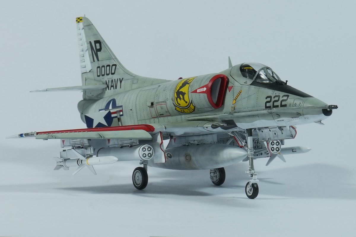 60sakamott's tweet photo. 猪俣編集長の上達のメゾットに続く渾身の1冊です。飛行機作例多めでわかり易く解説、おじさんは0,18エアーブラシを駆使して海軍ハイビジ塗装を72・48で彩る。ハセガワ48スカイホークは優等生キット、どうやって個性を出すかリベット打ちまくってチョイ悪風！ぜひ誌面でご覧下さい。 https://t.co/4RMgWQHoho
