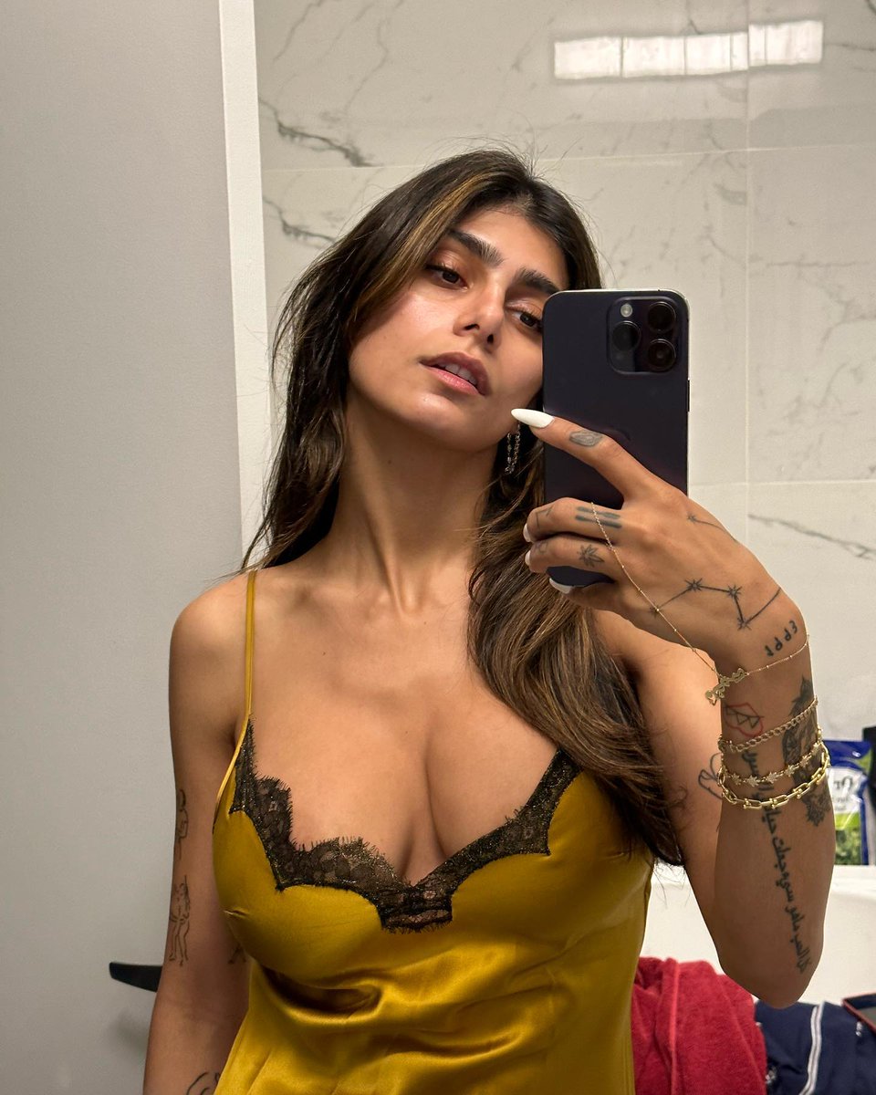 PS 5 Pro or Dinner Date With Me? #MiaKhalifa