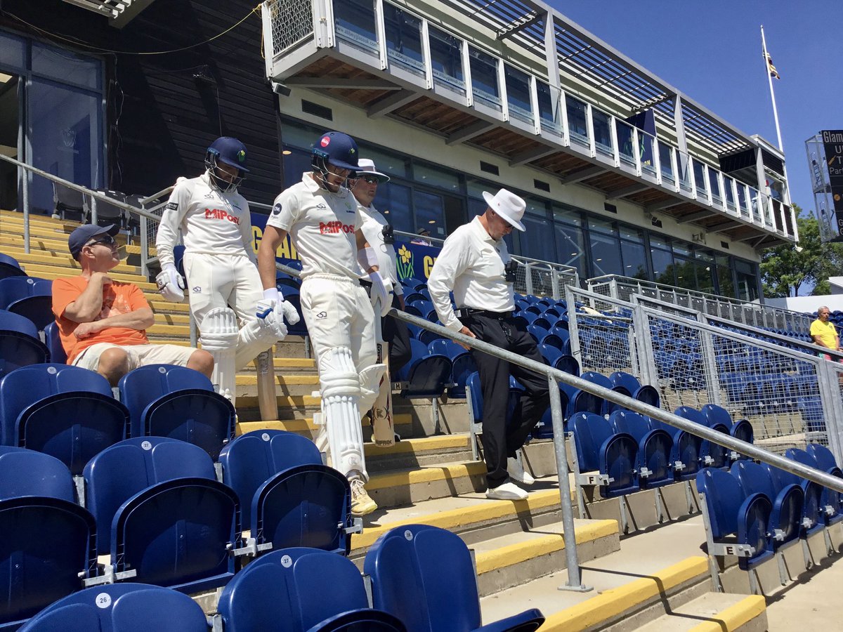 Nick Webb (@nickwebb2017) on Twitter photo 🏏Glamorgan 228-4 🆚 Gloucestershire 380
Story so far 👉🏽 bbc.co.uk/sport/cricket/…
#BBCCricket Commentary from 11:00 BST with <a href="/CennyddDavies/">Cennydd Davies</a> <a href="/edcricket6/">Ed Seabourne</a> & me 🎙️👉🏽 bbc.co.uk/sport/cricket/… 🏏Glamorgan 228-4 🆚 Gloucestershire 380
Story so far 👉🏽 bbc.co.uk/sport/cricket/…
#BBCCricket Commentary from 11:00 BST with <a href="/CennyddDavies/">Cennydd Davies</a> <a href="/edcricket6/">Ed Seabourne</a> & me 🎙️👉🏽 bbc.co.uk/sport/cricket/…