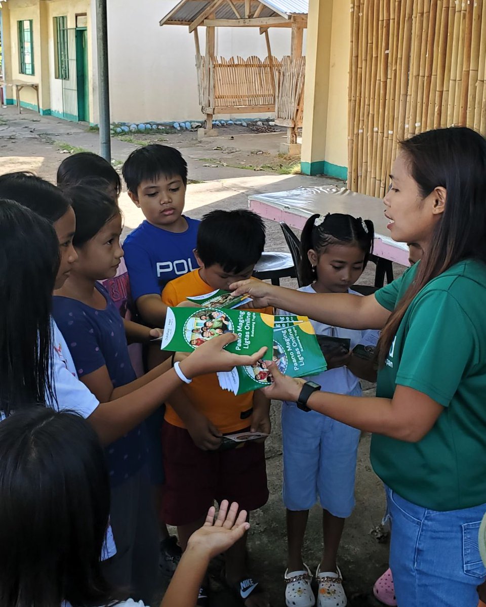 ChildFundJapan's tweet image. 【#フィリピン でOSAEC対策📚】

フィリピンで深刻な #OSAEC（子どもへのオンライン性搾取）。
イサベラ州では、子どもたちにパンフレットを配布し、スタッフが内容も丁寧に説明🗣️
正しい知識が、自分を守る力に。

詳しくは 朝日新聞 #withPlanet の記事もチェック👇
asahi.com/withplanet/art…
