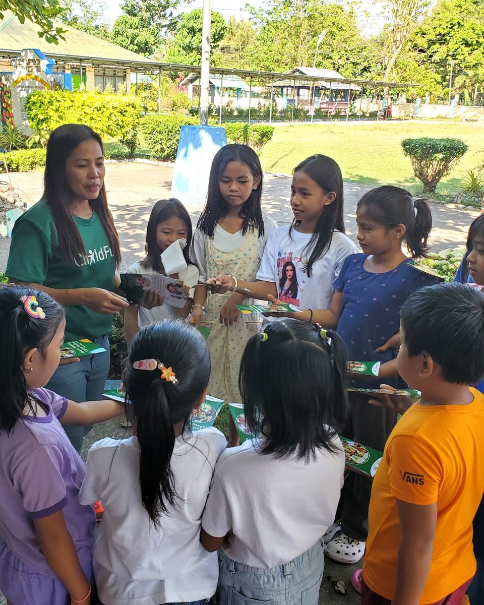 ChildFundJapan's tweet image. 【#フィリピン でOSAEC対策📚】

フィリピンで深刻な #OSAEC（子どもへのオンライン性搾取）。
イサベラ州では、子どもたちにパンフレットを配布し、スタッフが内容も丁寧に説明🗣️
正しい知識が、自分を守る力に。

詳しくは 朝日新聞 #withPlanet の記事もチェック👇
asahi.com/withplanet/art…