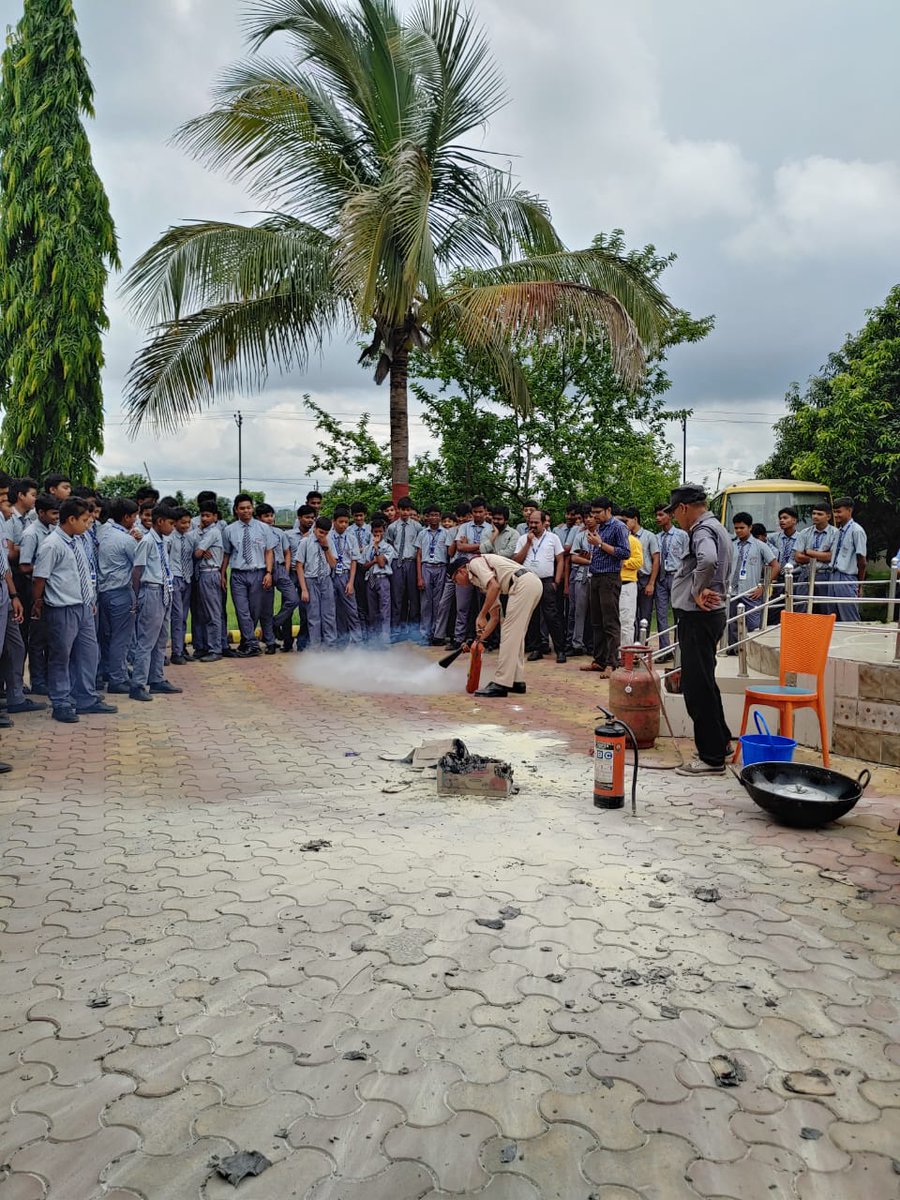 Konceptschool's tweet image. छात्रों को सिखाया गया – आग से सुरक्षा, इमरजेंसी रिस्पॉन्स और बचाव के आधुनिक तरीके। सुरक्षा ही प्राथमिकता!

#FireSafety #KPSLearning #StudentPreparedness