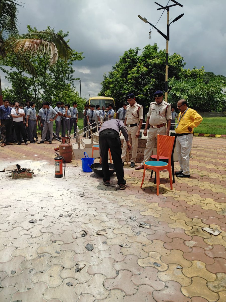 Konceptschool's tweet image. छात्रों को सिखाया गया – आग से सुरक्षा, इमरजेंसी रिस्पॉन्स और बचाव के आधुनिक तरीके। सुरक्षा ही प्राथमिकता!

#FireSafety #KPSLearning #StudentPreparedness