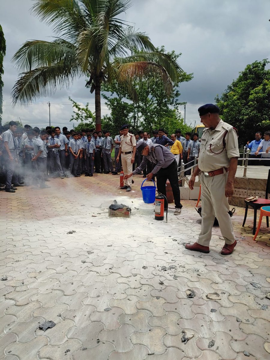 Konceptschool's tweet image. छात्रों को सिखाया गया – आग से सुरक्षा, इमरजेंसी रिस्पॉन्स और बचाव के आधुनिक तरीके। सुरक्षा ही प्राथमिकता!

#FireSafety #KPSLearning #StudentPreparedness