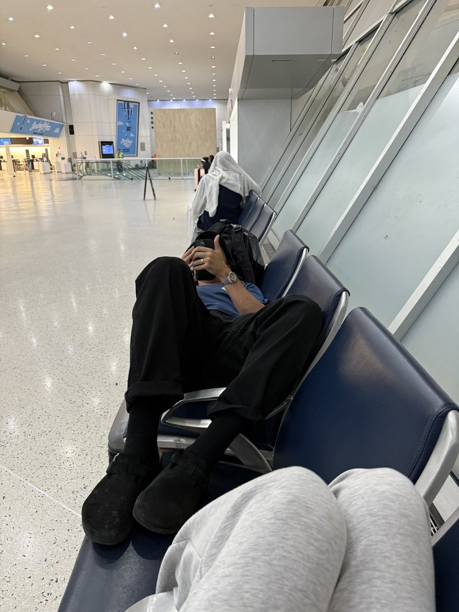 AlySanchezMD's tweet image. 🛫Delayed for hrs by air traffic control, then TSA shut down early while flights were still arriving!
@JFKairport, you’re supposed to be a 🌎 hub-not a place where accountability disappears after midnight when ✈️ are still arriving 😔 & passengers miss connecting flights bc of it