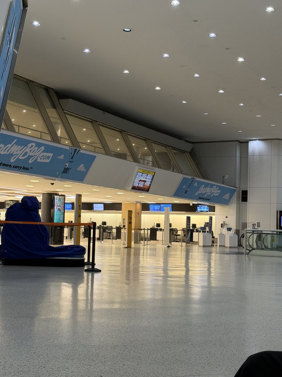 AlySanchezMD's tweet image. 🛫Delayed for hrs by air traffic control, then TSA shut down early while flights were still arriving!
@JFKairport, you’re supposed to be a 🌎 hub-not a place where accountability disappears after midnight when ✈️ are still arriving 😔 & passengers miss connecting flights bc of it