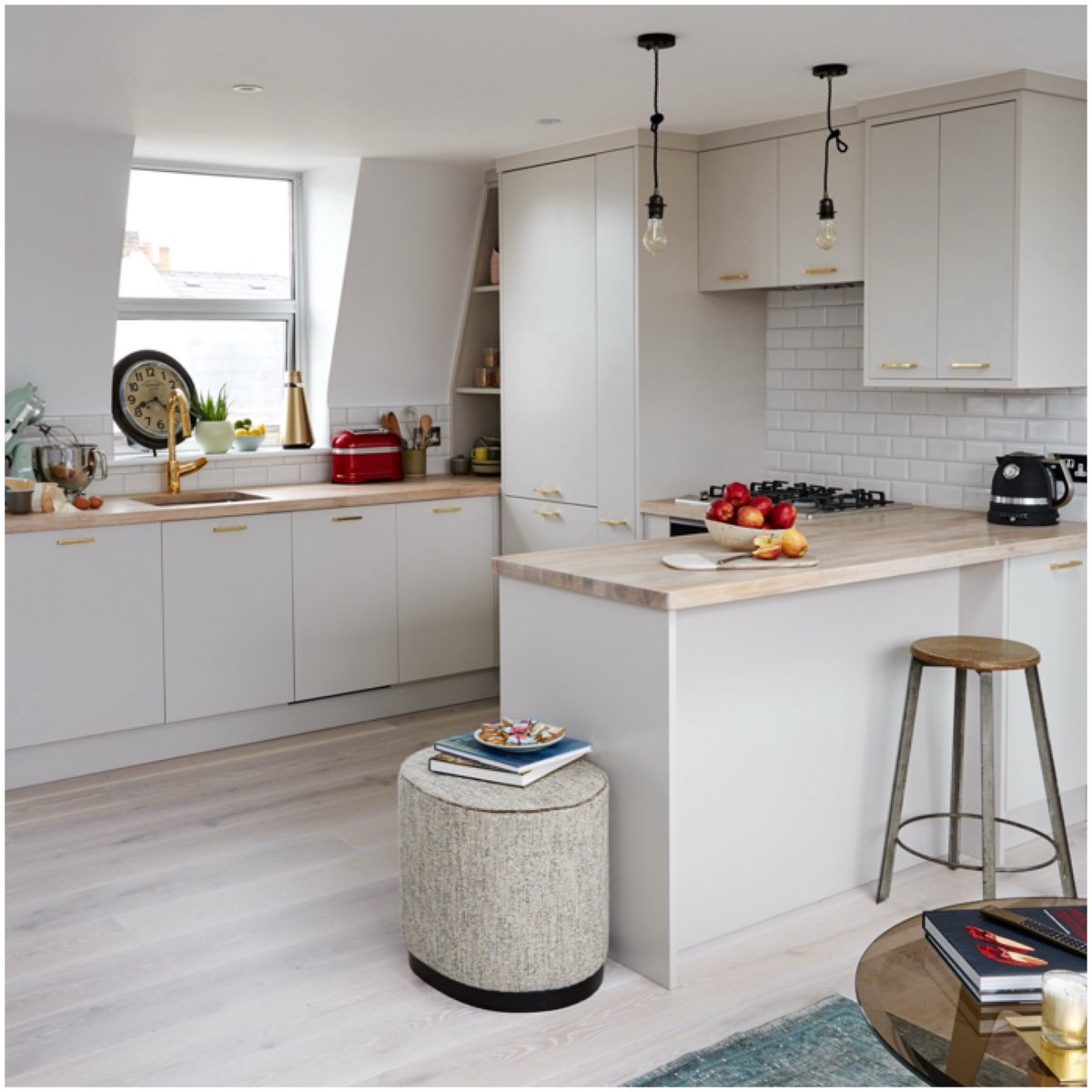 #pictureoftheday BIJOU MARYLEBONE APARTMENT - Kitchen 

A small split level apartment, space planning was always one of the key points for the client as the original layout made every room seem very dark and impractical to use.

mauriziopellizzoni.co.uk