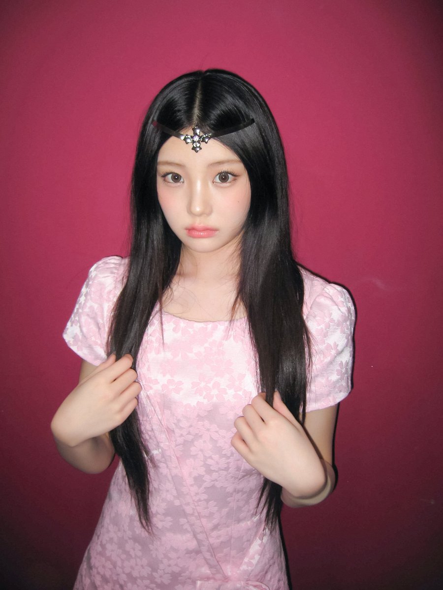 ILLIT_twt's tweet photo. 치링치링 치리링 ! ✨💓💫

#WONHEE #원희 #ILLIT #아일릿 https://t.co/WTVfx2tbJZ