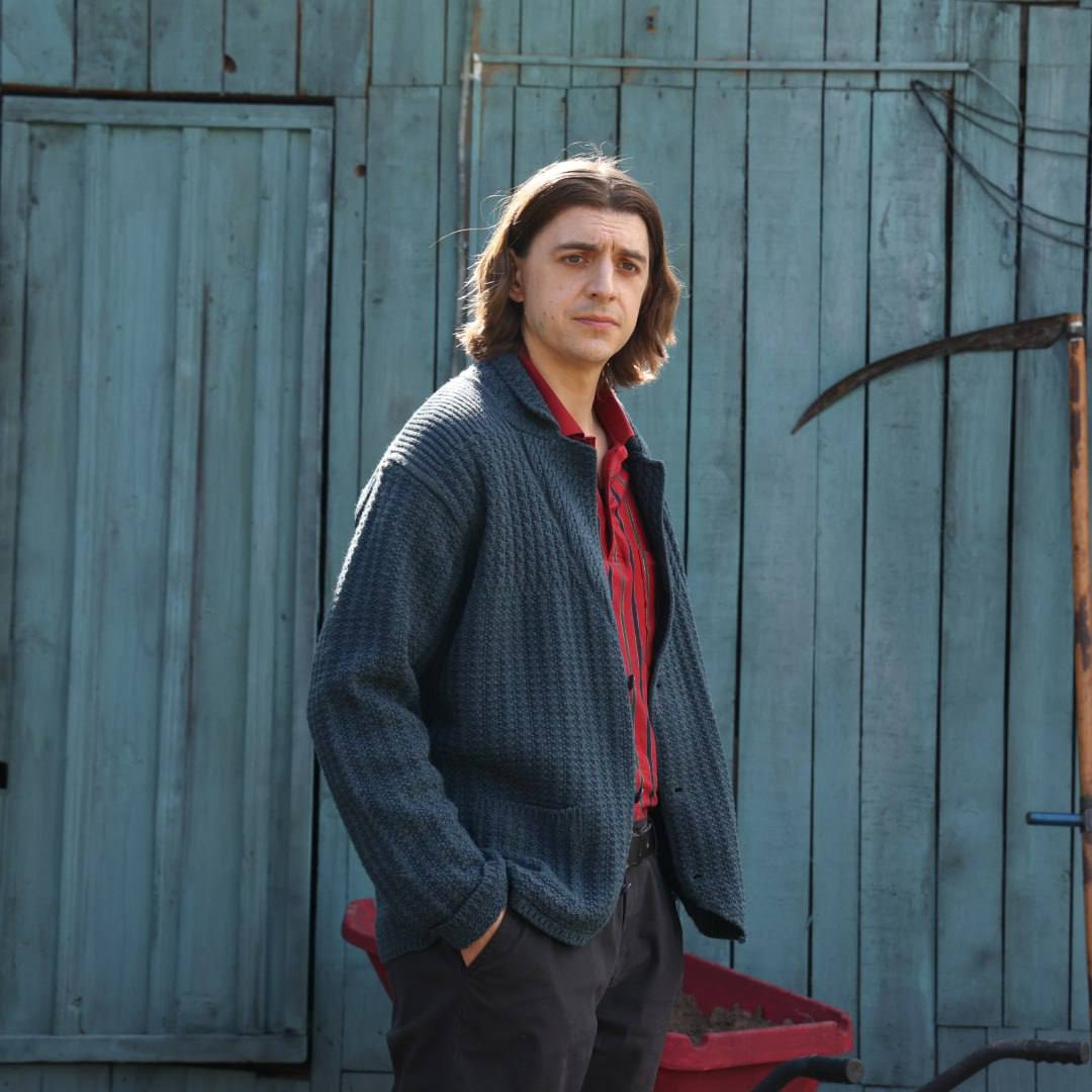 "Красное озеро" теперь только, наверное, в сентябре покажут 🙄
Ну что бы писать на постере "звезда летнего хита "государь"