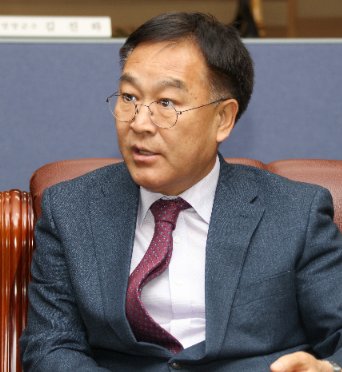 minjoo_hongtae's tweet image. 국민의힘 소속 양양군수가 민원인에게 뇌물을 받고 성관계를 가져 징역 2년이 선고됐습니다.

민주당이 했으면 나라가 뒤집혔을 일인데, 국민의힘에서 일어난 일이라 기사한줄 찾기가 어렵습니다.

언론이 찾는 도덕성은 민주당 앞에서만 엄격해집니다.