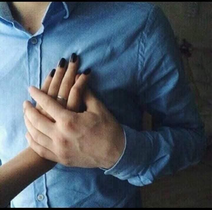 Ne  çok  Şey  gömüyoruz  Yüreklere
Kimsesizler  mezarlığı  gibi 
Kiminin  taşı  yok 
Kiminin  adı  yok
Çığlık  Sesleriyle  inliyor  anılar
Kimbilir  her  yürekte 
Sahipsiz  kaç  mezar  var...?
•
•
•