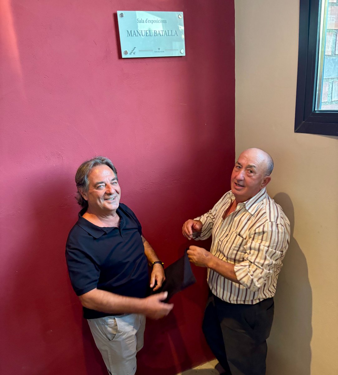 🎨🍷 Dijous passat vam viure una jornada molt especial a Vinya els Vilars amb motiu de la inauguració de l'exposició "Amb Mirada Particular", de l'arbequí Manuel Batalla, un acte que vam aprofitar per retre un homenatge al pintor i batejar la nostra sala de botes amb el seu nom