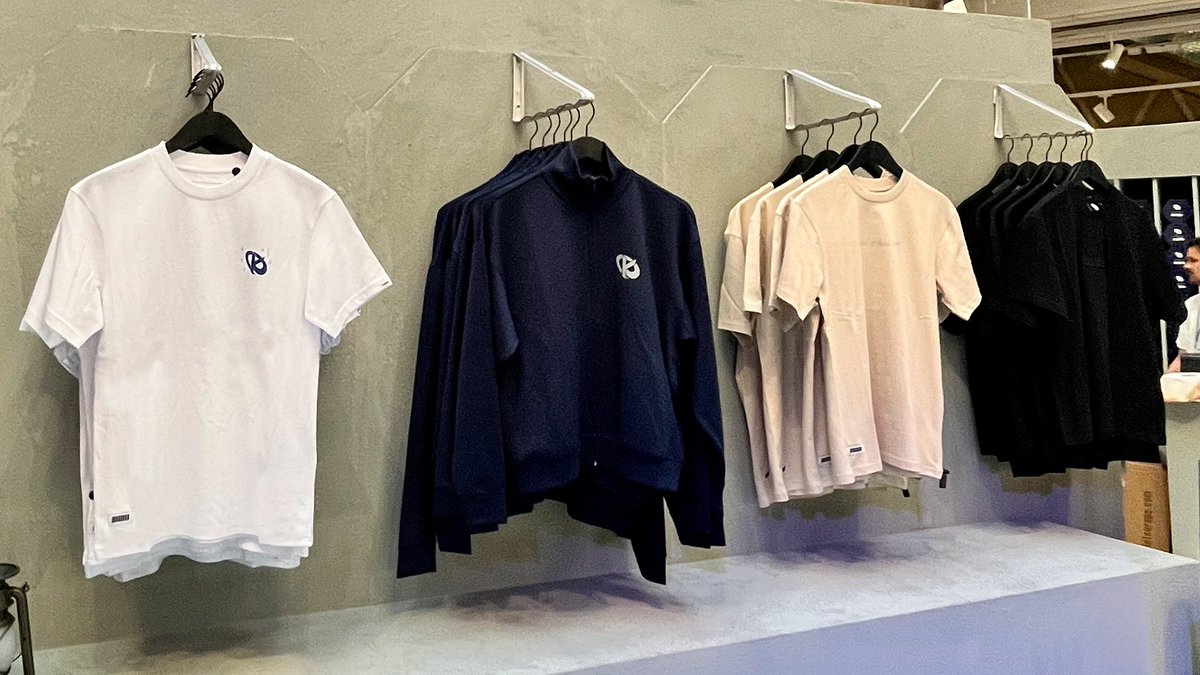 Fulllife (@fulllife_fr) on Twitter photo On commence la journée en douceur 💙
De nouveaux items seront disponibles tout au long de notre Pop-up <a href="/KarmineCorp/">Karmine Corp</a> 🔥
Ils feront leur apparition les uns après les autres, alors chaque jour pourrait révéler une exclusivité 👀
Rendez-vous aux Galeries Lafayette Champs-Elysées On commence la journée en douceur 💙
De nouveaux items seront disponibles tout au long de notre Pop-up <a href="/KarmineCorp/">Karmine Corp</a> 🔥
Ils feront leur apparition les uns après les autres, alors chaque jour pourrait révéler une exclusivité 👀
Rendez-vous aux Galeries Lafayette Champs-Elysées
