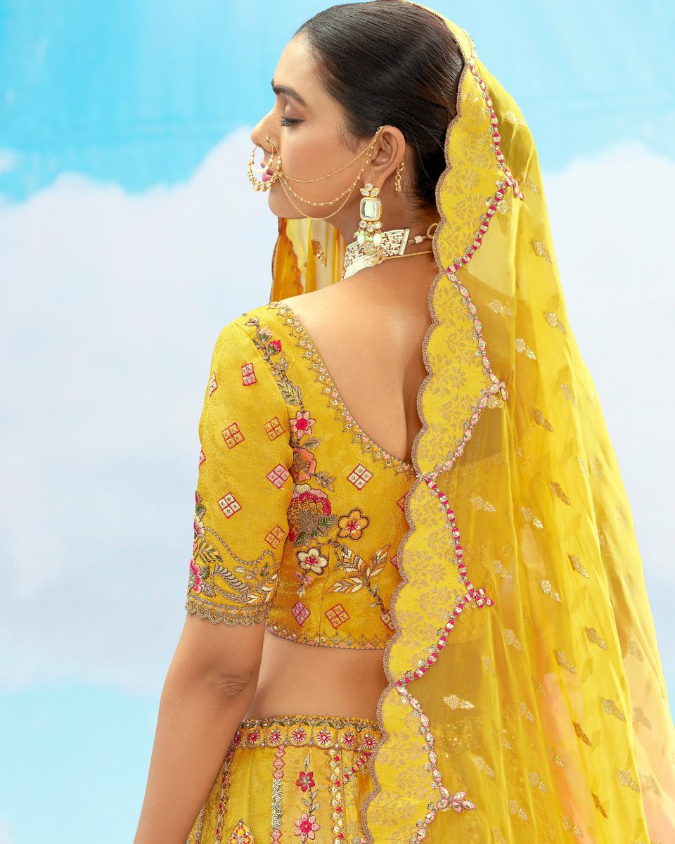 AnaaraEthnic's tweet photo. 💛 Not your average lehenga — this is royalty stitched in silk.
Every thread tells a story. Every color sings a song.
✨ Be the bride everyone remembers.
🔥 Limited edition. DM to book yours now.
#DesiGlam #LuxuryBrideLook #ViralLehenga #IndianFashionTrend #DreamInColor https://t.co/IANfU8RPg4