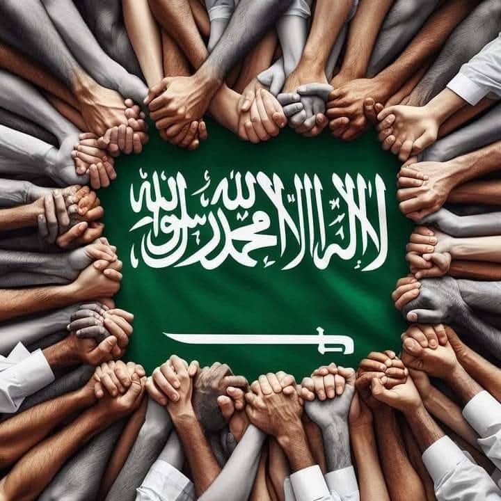 بعض الحاقدين يشتعلون من الحقد والغِل بسبب لحمة #السعوديين الوطنية وتكاتفهم وتلاحمهم مع قادة بلادهم وجيش وطنهم لذلك نرى هذه الحرب الممنهجة المُنظّمة من افشل وأردْل شعوب الارض عليهم
لست احرص منكم على وطنكم ولكن من باب الدعم والنصح والتذكير
احسنتم واصلوا المحافظة على وطنكم🇸🇦