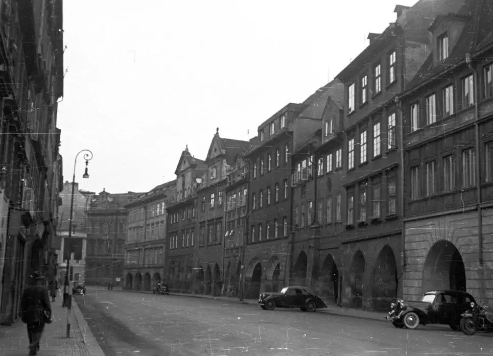Praha, Staré Město. Havelská ulice směrem k Uhelnému trhu, rok 1956. Fotograf Gyula Nagy, uloženo ve sbírce Fortepan.