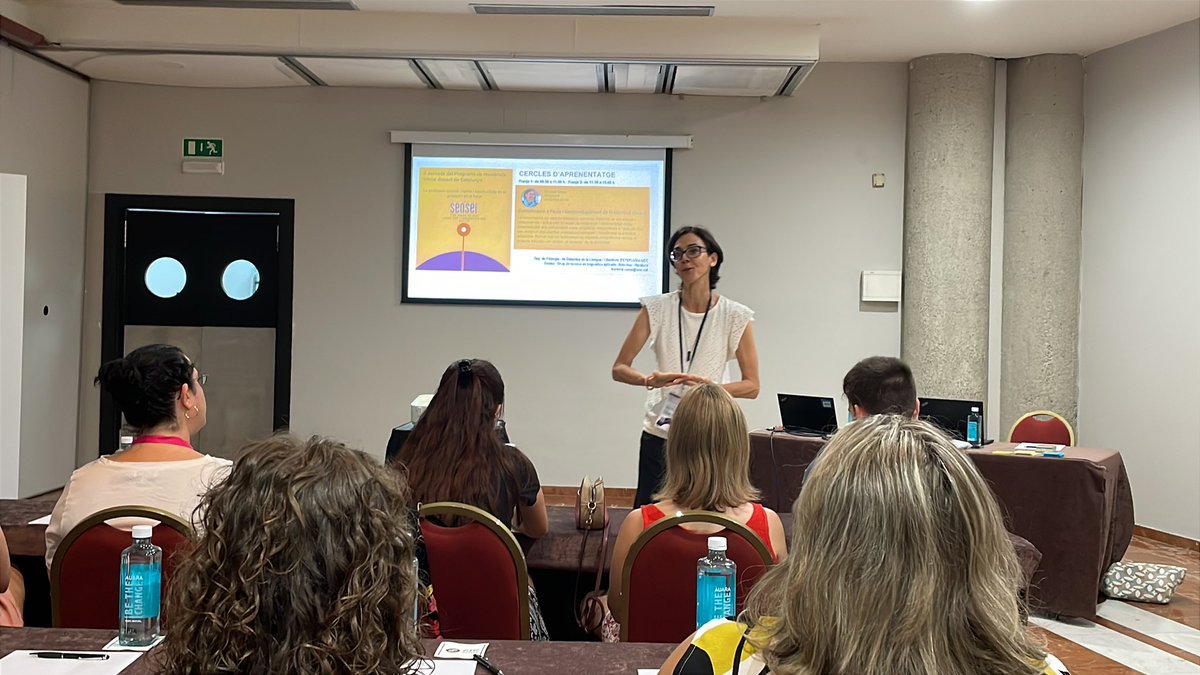 La professora Mariona Casas <a href="/grupGlossa/">Grup de recerca Glossa | UVic-UCC</a> de la <a href="/uvic_ucc/">UVic-UCC</a> lidera un cercle d’aprenentatge a la jornada del Programa de Residència Inicial Sensei del <a href="/educaciocat/">Educació</a> sobre comunicació a l’aula