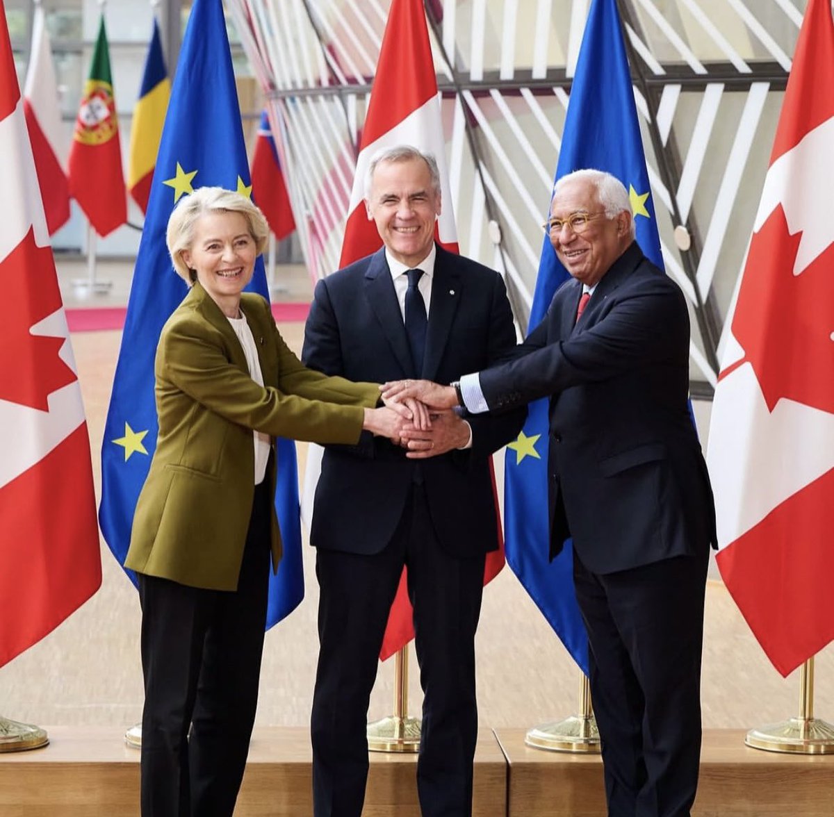 Joyeuse #FêteduCanada! Nous sommes le Nord véritable, fort et libre! Je suis très fière de célébrer notre attachement à la démocratie et à l'harmonie.  Nous célébrons également nos solides alliances mondiales, notamment avec les 27 États membres de l'Union européenne 🇨🇦🇪🇺 Merci