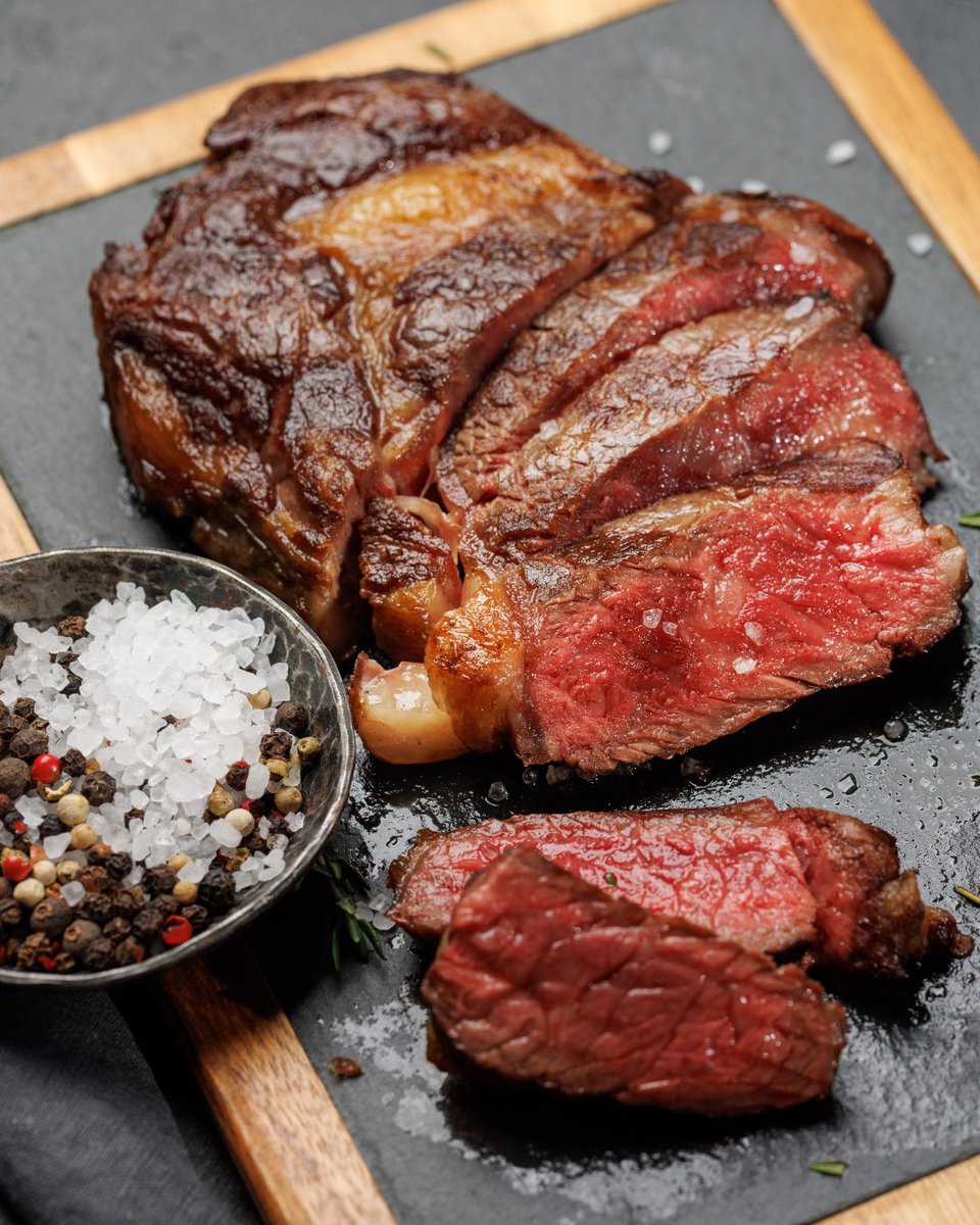 LandofSamurai's tweet photo. A5 Wagyu Steak 😋

#wagyusteak #a5wagyubeef https://t.co/lhngUO4S0H