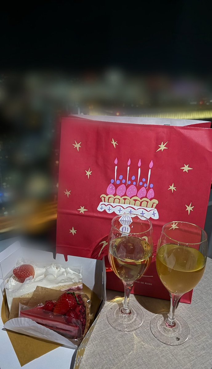 きのうはお誕生日でした☺️🤍

すっかり大人って言える年齢になったけど、おうちではこちょこちょで赤ちゃんみたいに笑いまくって大暴れしてるやばい女ですがそんな感じで笑いの絶えない幸せな一年にしたいと思います💭👶🏻