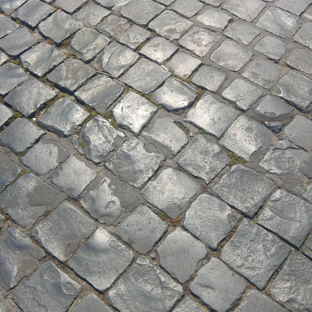 Un grande classico romano... 
ph @mocica.mica

#patterntuesday #texturetuesday #texture #urbantexture #pattern #architecture #textures #urbanstructure #architecturephotography