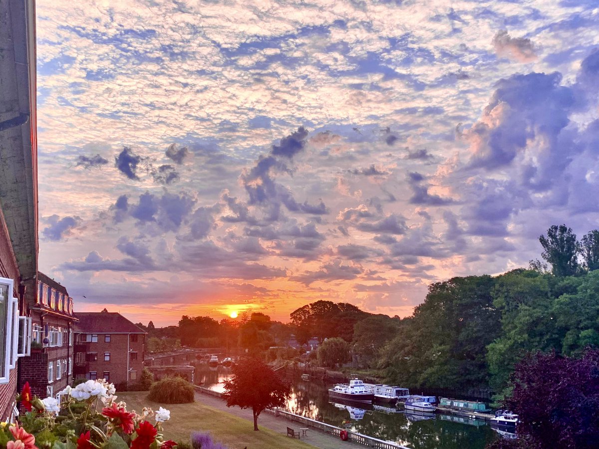 Ruth Wadey (@ruths_gallery) on Twitter photo Extraordinary clouds over Twickenham on what is set to be the hottest day this year.
<a href="/CloudAppSoc/">Cloud Appreciation Society</a> <a href="/metoffice/">Met Office</a> #loveukweather #clouds #Twickenham <a href="/SallyWeather/">SallyWeather</a> #viewfrommybalcony Extraordinary clouds over Twickenham on what is set to be the hottest day this year.
<a href="/CloudAppSoc/">Cloud Appreciation Society</a> <a href="/metoffice/">Met Office</a> #loveukweather #clouds #Twickenham <a href="/SallyWeather/">SallyWeather</a> #viewfrommybalcony