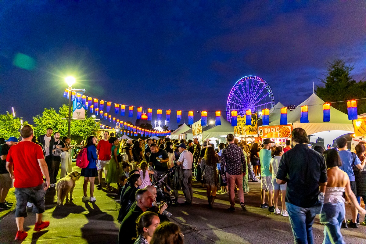 Monmontreal's tweet image. C’est le mois de juillet et l’été bat son plein à Montréal. La ville regorge d’activités pour savourer chaque instant de la saison estivale ☀️
Voici tout ce qu’il y aura à faire au cours du mois, mtl.org/fr/experience/…
📷 @evablue Tyrolienne MTL, J.Alvoeiro