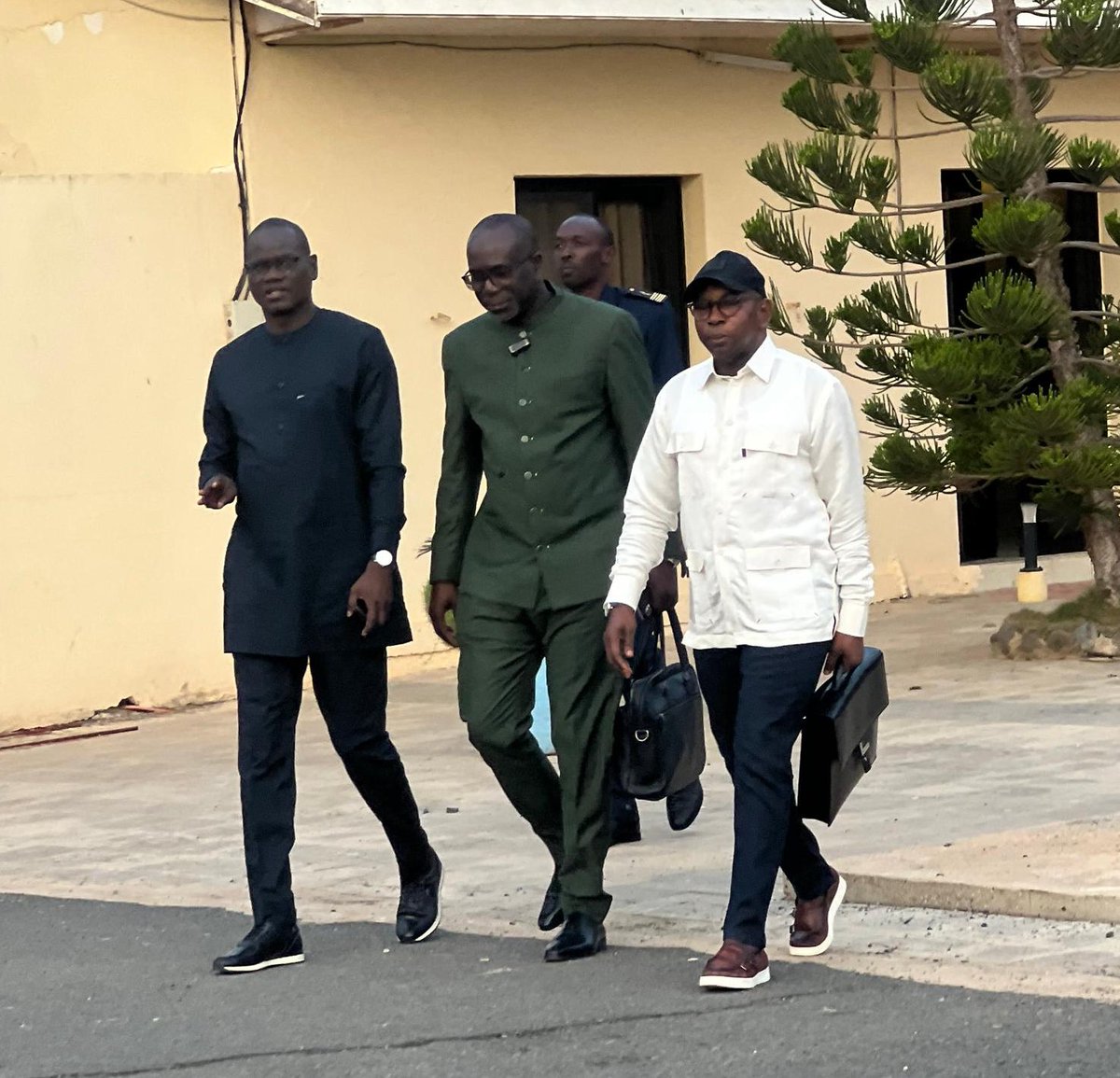 En ce jour décisif pour des milliers de jeunes Sénégalais, je me rends à Matam aux côtés de mes collègues, Monsieur Moustapha Ndjeck Sarré, Ministre de la Formation professionnelle et Monsieur Abdourahmane Diouf, Ministre de l’Enseignement supérieur, de la Recherche et de