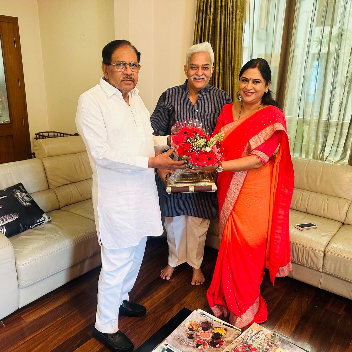 ವಿಧಾನ ಪರಿಷತ್‌ನ ಮಾಜಿ ಸದಸ್ಯರಾದ ಪ್ರಕಾಶ್ ರಾಠೋಡ್ ದಂಪತಿಗಳು ಇಂದು ನನ್ನನ್ನು ಸದಾಶಿವನಗರದ ನಿವಾಸದಲ್ಲಿ ಔಪಚಾರಿಕವಾಗಿ ಭೇಟಿ ಮಾಡಿ, ಶುಭ ಕೋರಿದರು.