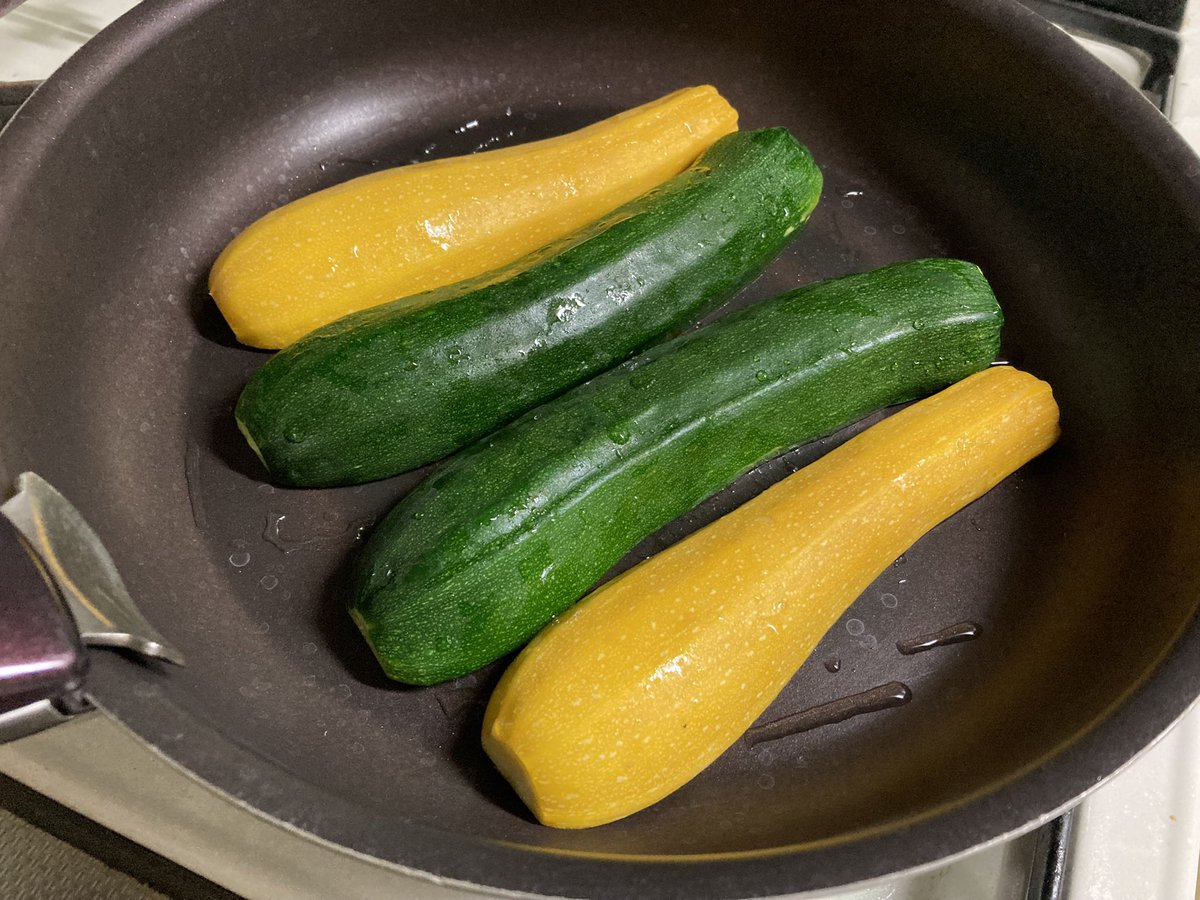 zennoh_food's tweet image. 夏の恒例行事、ズッキーニのステーキ。ズッキーニを縦にスパッと切り、油をひいたフライパンで両面焼き色がつくまで焼いて塩胡椒を振ったら完成です。外はこんがり、噛めばじゅわっとみずみずしいズッキーニの味わいが広がります。焼くだけご馳走選手権があったら絶対優勝なメニューです。
