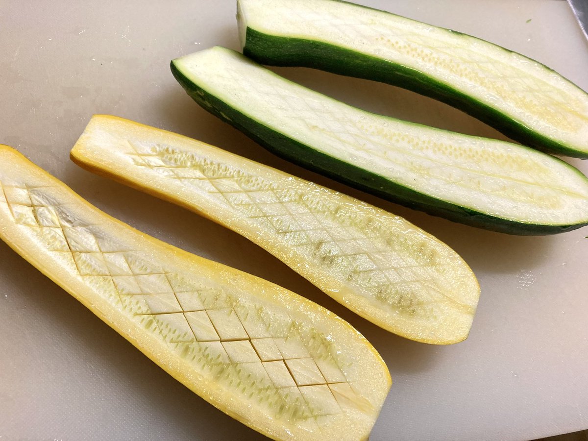 zennoh_food's tweet image. 夏の恒例行事、ズッキーニのステーキ。ズッキーニを縦にスパッと切り、油をひいたフライパンで両面焼き色がつくまで焼いて塩胡椒を振ったら完成です。外はこんがり、噛めばじゅわっとみずみずしいズッキーニの味わいが広がります。焼くだけご馳走選手権があったら絶対優勝なメニューです。