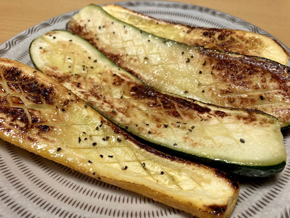 zennoh_food's tweet image. 夏の恒例行事、ズッキーニのステーキ。ズッキーニを縦にスパッと切り、油をひいたフライパンで両面焼き色がつくまで焼いて塩胡椒を振ったら完成です。外はこんがり、噛めばじゅわっとみずみずしいズッキーニの味わいが広がります。焼くだけご馳走選手権があったら絶対優勝なメニューです。