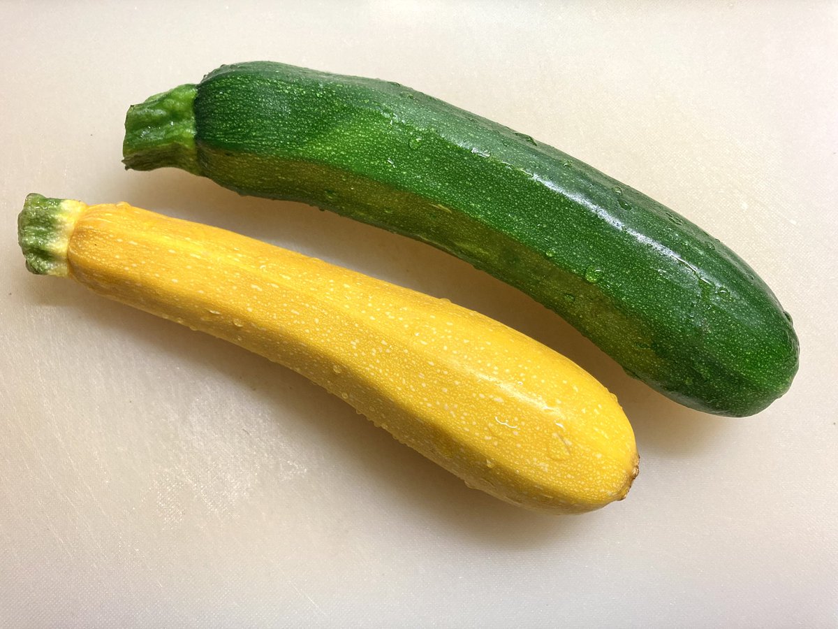 zennoh_food's tweet image. 夏の恒例行事、ズッキーニのステーキ。ズッキーニを縦にスパッと切り、油をひいたフライパンで両面焼き色がつくまで焼いて塩胡椒を振ったら完成です。外はこんがり、噛めばじゅわっとみずみずしいズッキーニの味わいが広がります。焼くだけご馳走選手権があったら絶対優勝なメニューです。