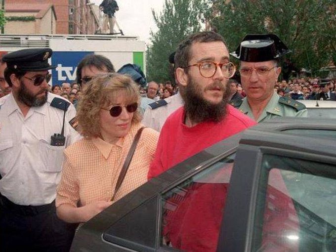 Ortega_Smith's tweet photo. Un día como hoy, hace 28 años, la Guardia Civil liberaba a José Antonio Ortega Lara tras 532 días de cautiverio en un zulo en Mondragón.

Hoy vemos cómo los herederos ideológicos de sus carceleros influyen en las decisiones del Gobierno de España, amparados por Sánchez.

Tu valentía, José Antonio, nos recuerda que la dignidad y la verdad no se negocian. España no olvida.