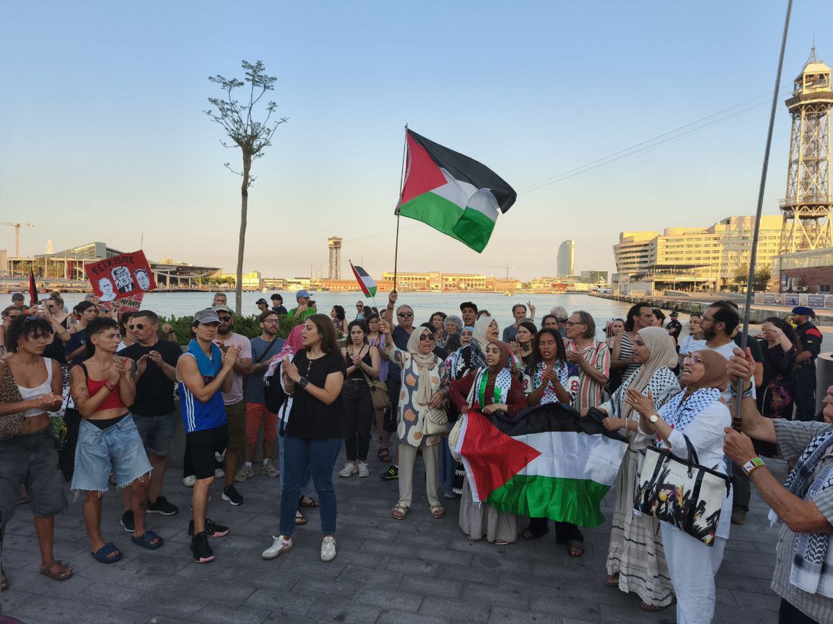 ProuComplicitat #AturemElGenocidi (@proucomplicitat) on Twitter photo Ahir centenars al <a href="/PortdeBarcelona/">Port de Barcelona</a> vam exigir que el ⛴️ Zim Luanda no pugui carregar els 40 lots d'acer per a l'empresa armamentística israeliana IMI Systems.
Avui <a href="/Palestina_cat/">Comunitat Palestina Catalunya</a> ha posat una querella a l'Audiència Nacional.
Prou complicitat amb el genocidi!
#StopArmesAmbIsrael Ahir centenars al <a href="/PortdeBarcelona/">Port de Barcelona</a> vam exigir que el ⛴️ Zim Luanda no pugui carregar els 40 lots d'acer per a l'empresa armamentística israeliana IMI Systems.
Avui <a href="/Palestina_cat/">Comunitat Palestina Catalunya</a> ha posat una querella a l'Audiència Nacional.
Prou complicitat amb el genocidi!
#StopArmesAmbIsrael