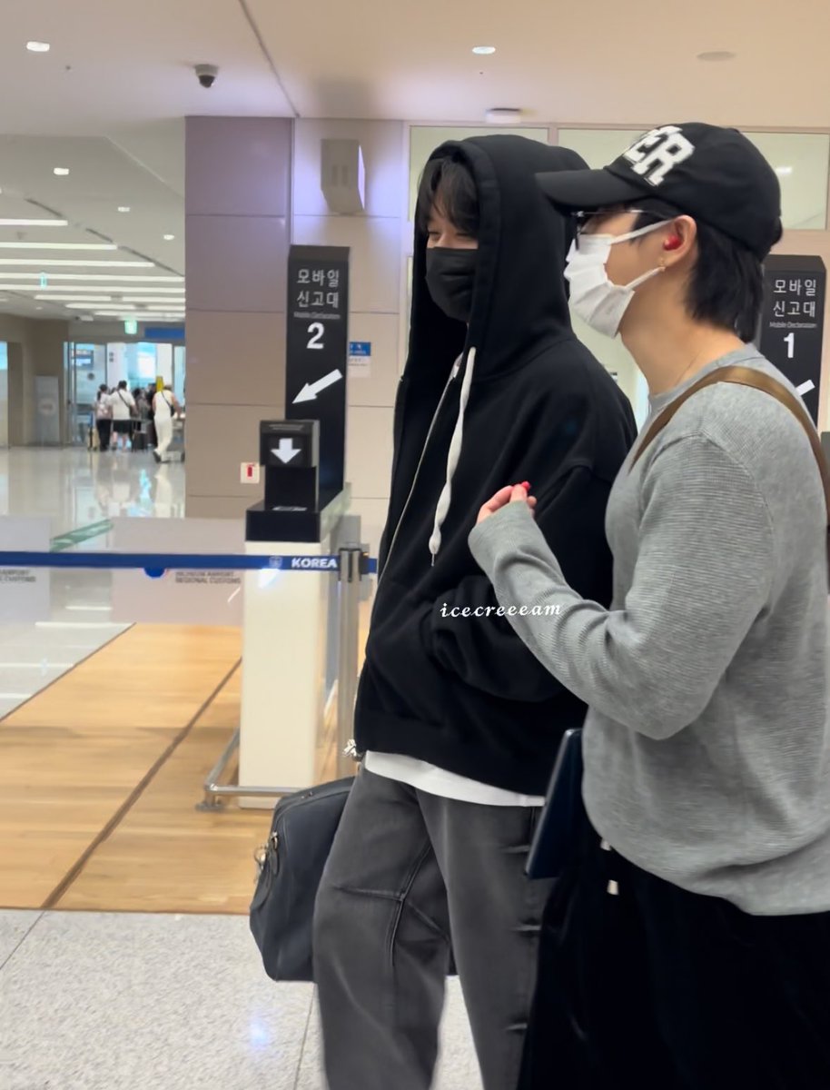 misobundle's tweet photo. loverboy and his boyfriend https://t.co/UcS7waPdUp